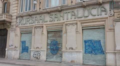 Bari, palazzi e monumenti deturpati: quando "arte" e "politica" sfociano nel vandalismo